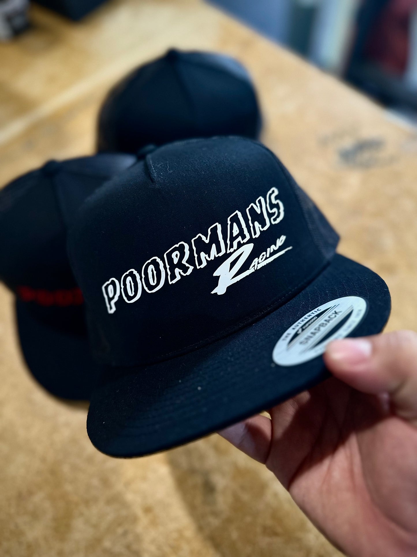 POORMANSRACING SNAP BACK (WHITE/BLACK)